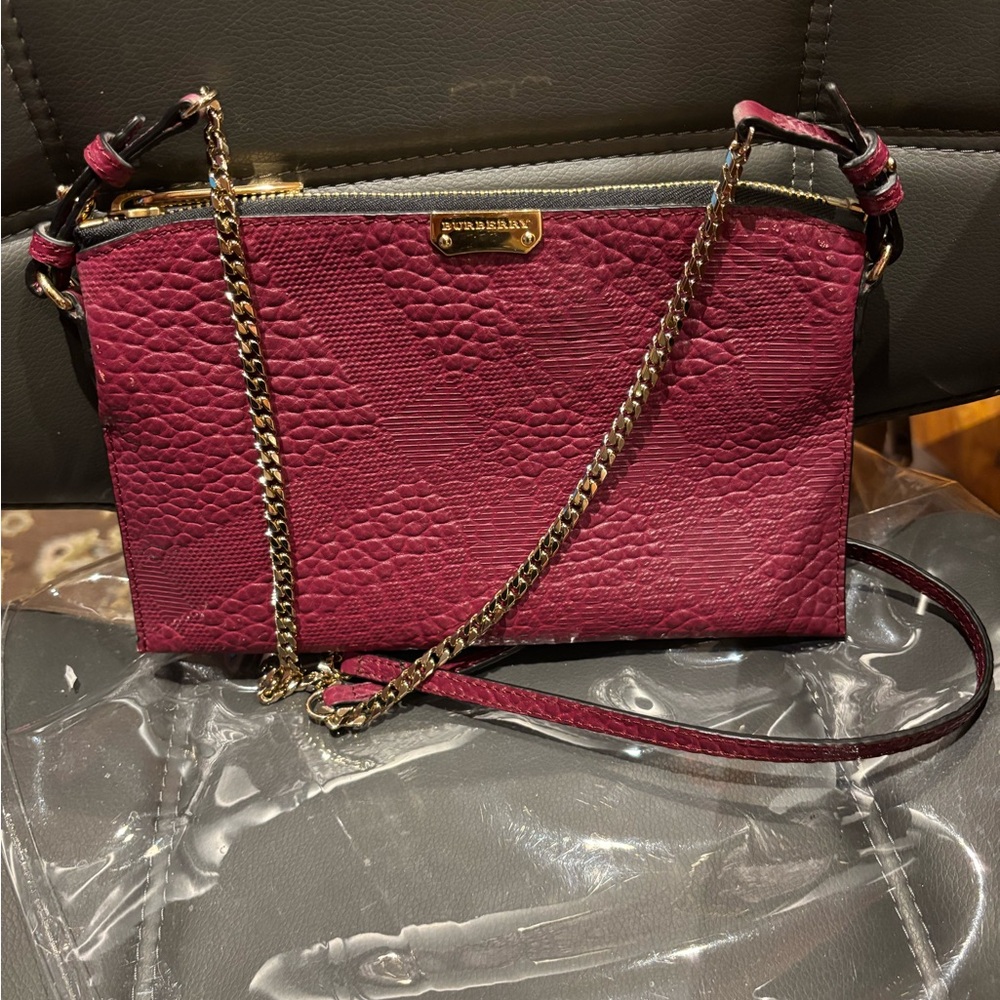 SALE: AUTHENTIC BURBERRY PEYTON GRAIN CHECK LEATHER CROSSBODY BAG NWOT DARK PLUM